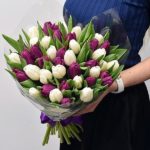 букеты с тюльпанами и другими цветами