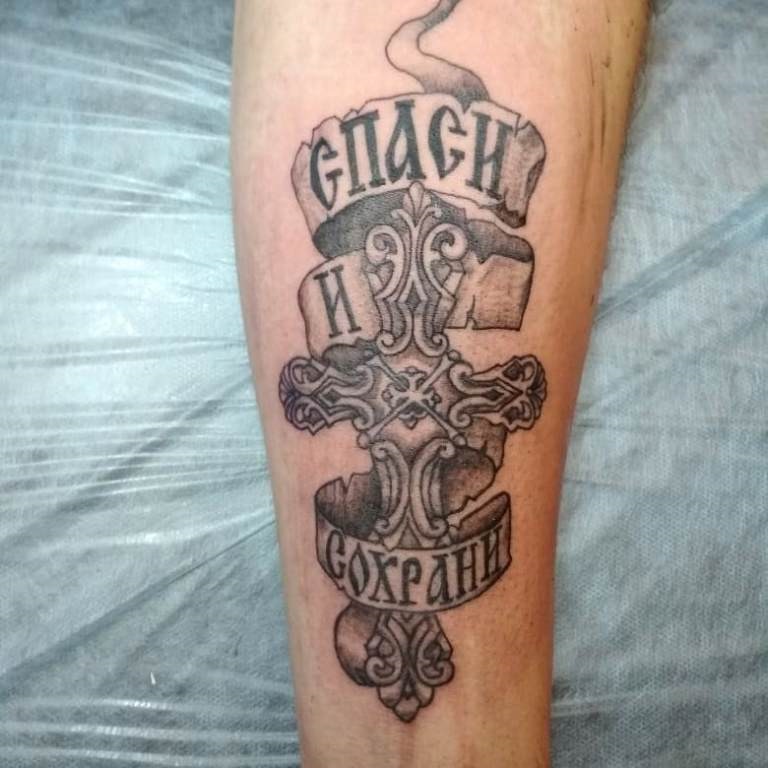 Татуировка с крестом